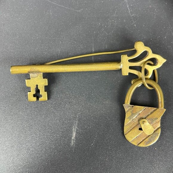 Vintage Artisan Brass Key & Padlock Brooch Pin Rustic Medival - Picture 2 of 4